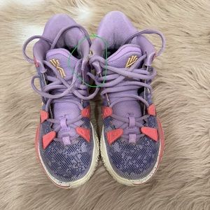 Nike

Kyrie 7
Basketball Shoes
Size M 4 / W 5.5
Style CQ9326-501